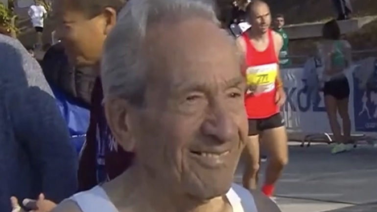 39ος Αυθεντικός Μαραθώνιος Αθηνών: Ο 91χρονος Στέλιος Πρασσάς ξανά στην εκκίνηση του αγώνα!